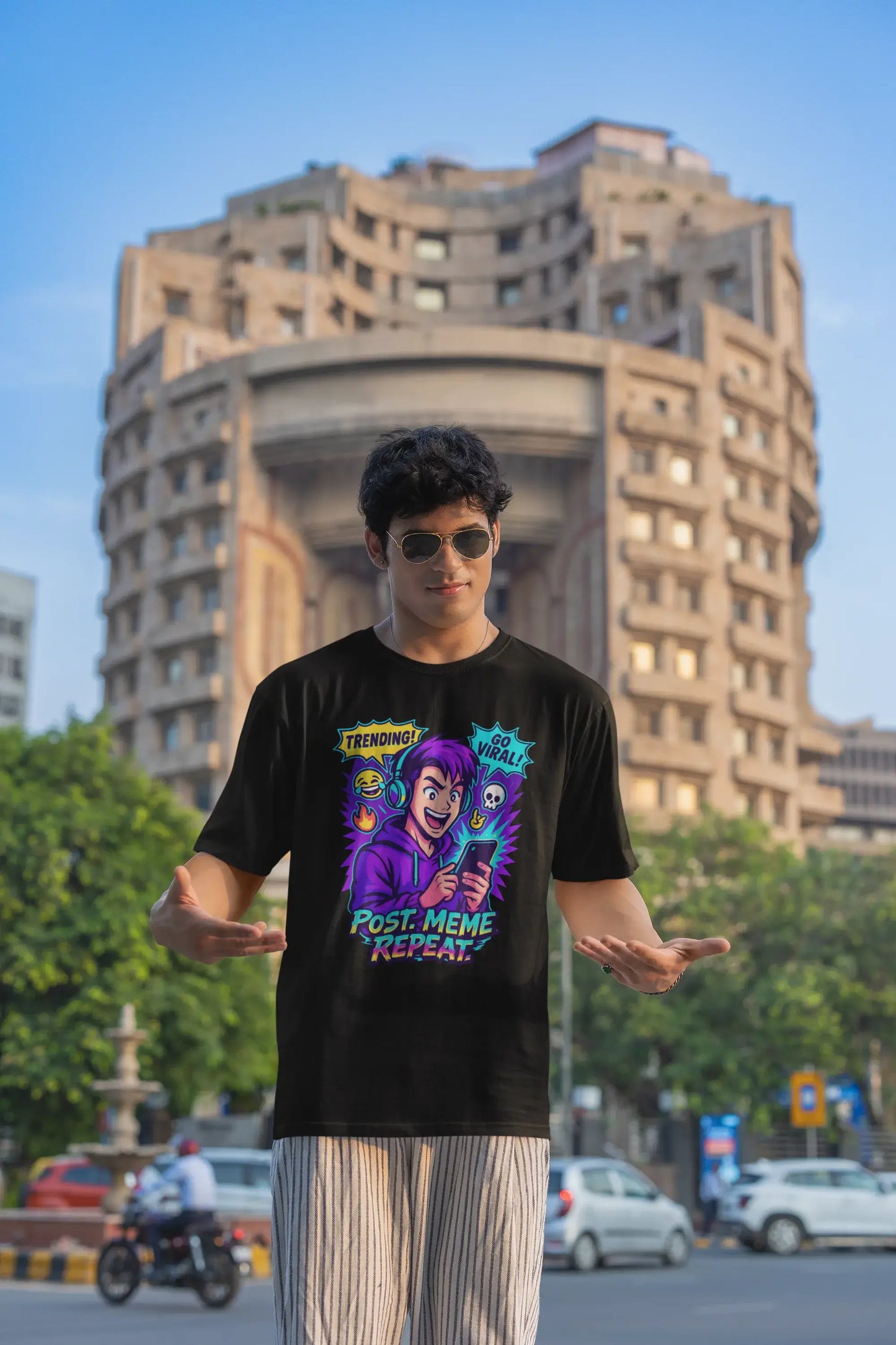 Post Meme Repeat Oversized Anime Comic T-Shirt – Viral Gen Z Streetwear Black Tee